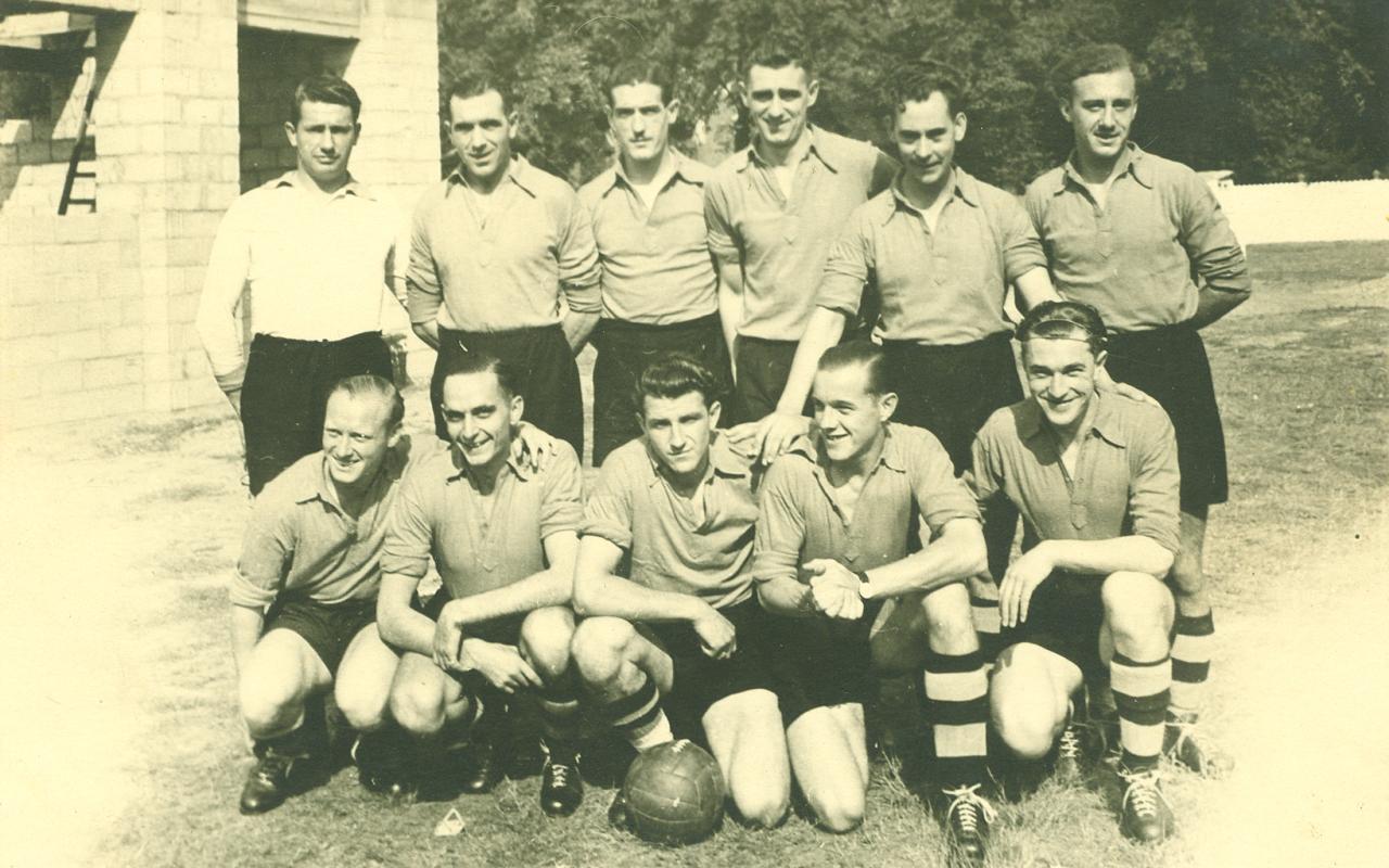 In maart 1926 werd Sportkring Deinze (SK Deinze) opgericht op initiatief van Albert Van de Sompel. Reeds op zondag 4 april speelde de voetbalploeg haar eerste officiële wedstrijd.