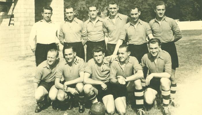 In maart 1926 werd Sportkring Deinze (SK Deinze) opgericht op initiatief van Albert Van de Sompel. Reeds op zondag 4 april speelde de voetbalploeg haar eerste officiële wedstrijd.